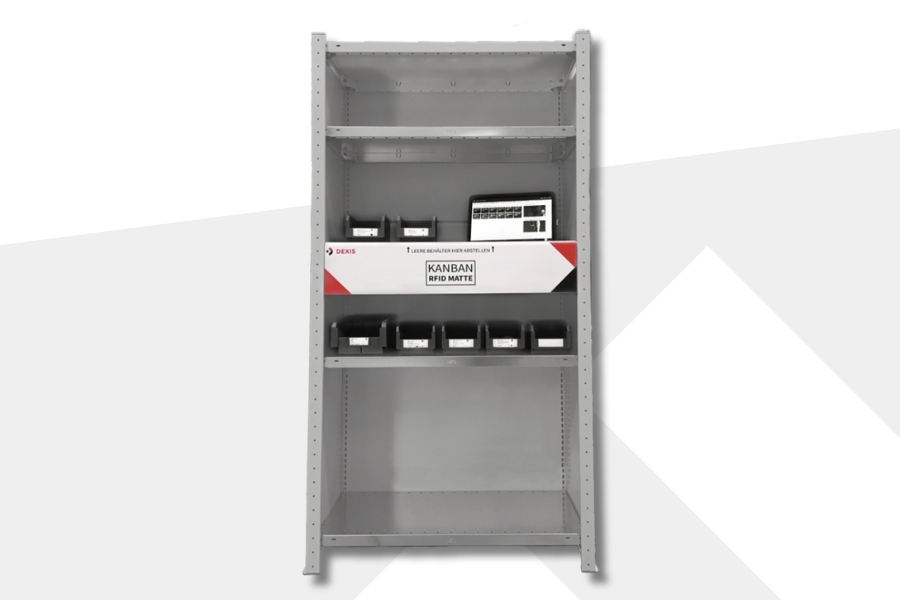 Ein graues Metallregal (Kanban RFID Regal) mit mehreren Böden. Der oberste Boden ist leer, während der mittlere Boden eine weißes Schild mit der Aufschrift „KANBAN RFID MATTE“ enthält. Der untere Boden enthält mehrere graue Plastikbehälter. Der Hintergrund ist schlicht mit hellen geometrischen Formen.